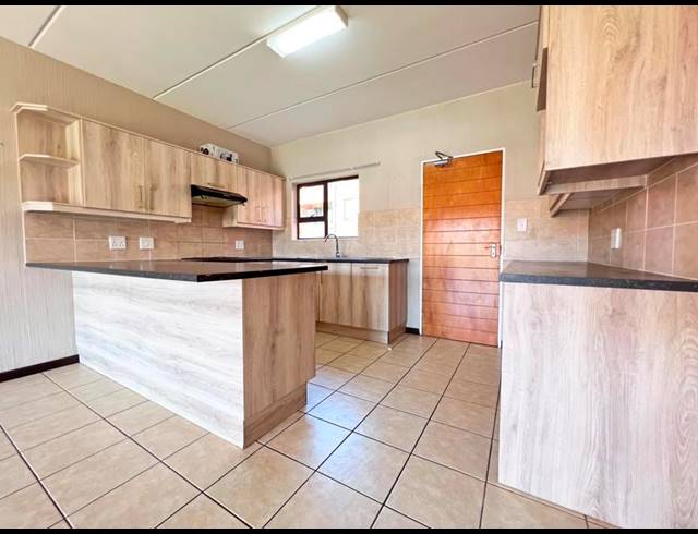 2 BEDROOM APARTMENT FOR SALE IN WILGEHEUWEL